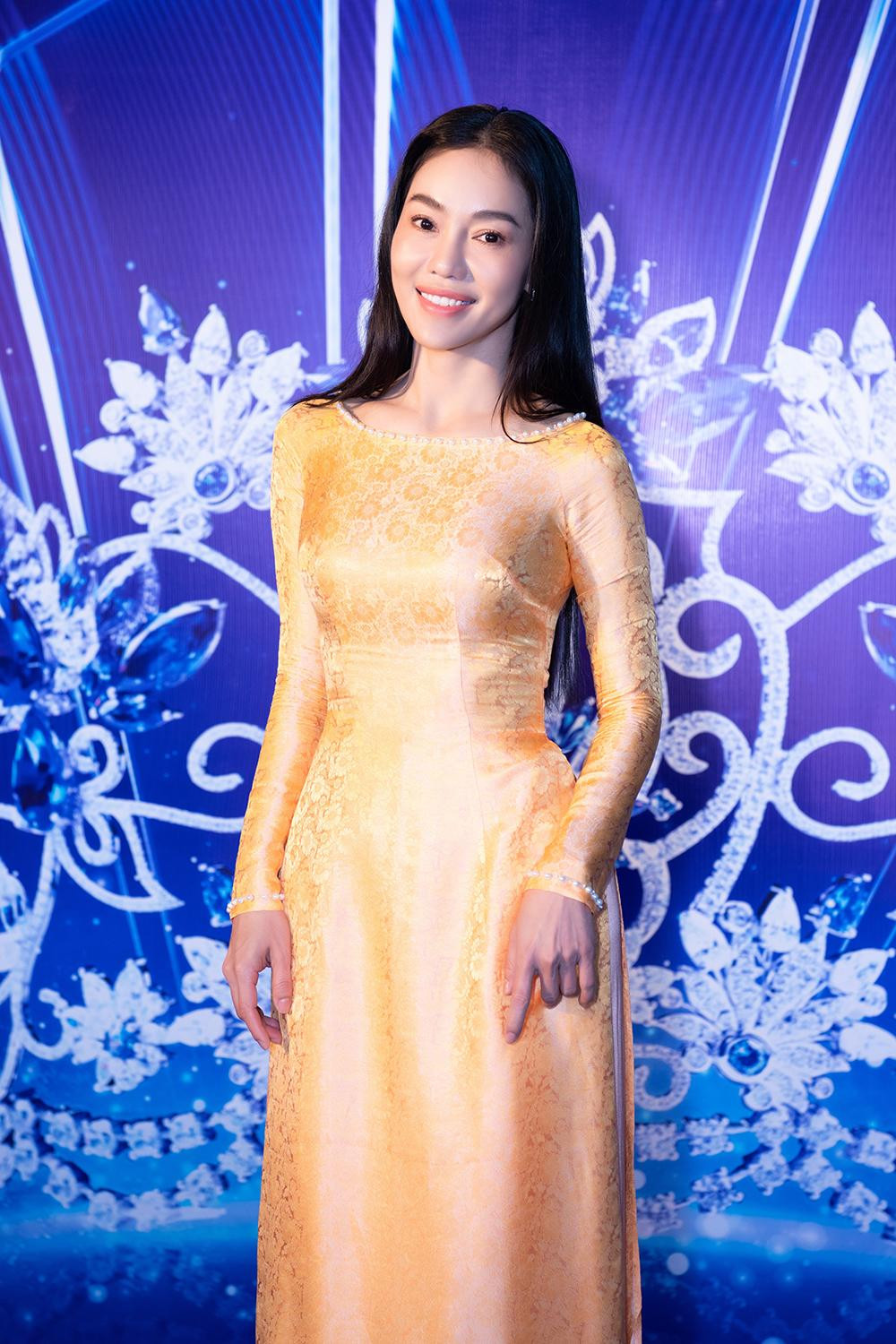 Bà Phạm Kim Dung - Chủ tịch cuộc thi Miss World Vietnam nền nã với áo dài màu vàng mỡ gà.