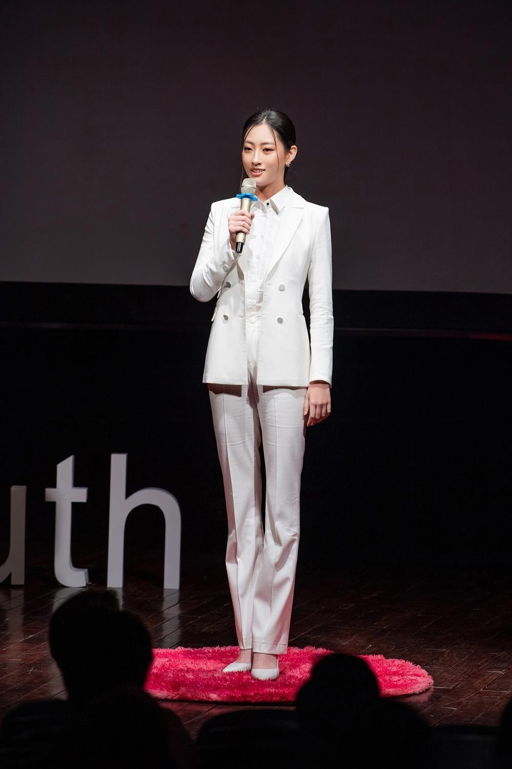 Hoa hậu Lương Thùy Linh được ngưỡng mộ với trình độ ngoại ngữ 'đỉnh'.