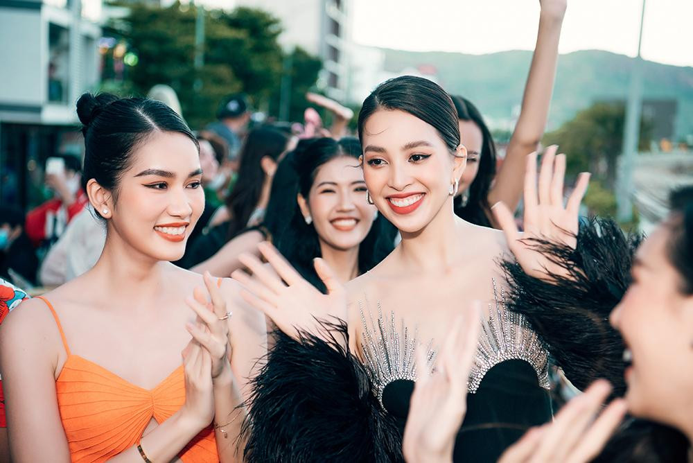 Các nàng hậu đã đem đến cho du khách và người dân Quy Nhơn một tháng hè tưng bừng, rực rỡ và sôi động mọi nẻo đường.