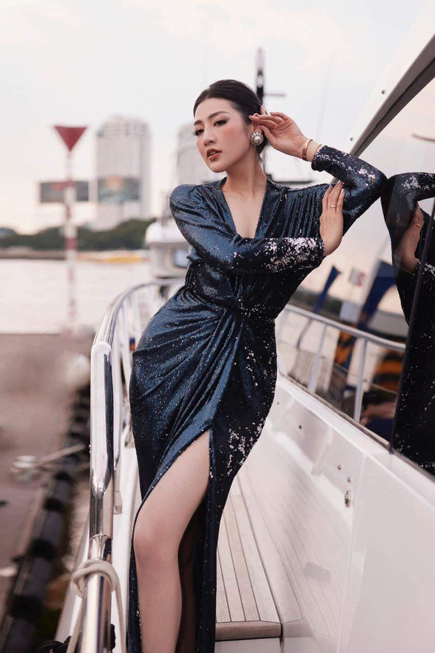Á hậu Tú Anh diện váy sequin lấp lánh, khoe dáng kiêu sa trên du thuyền.