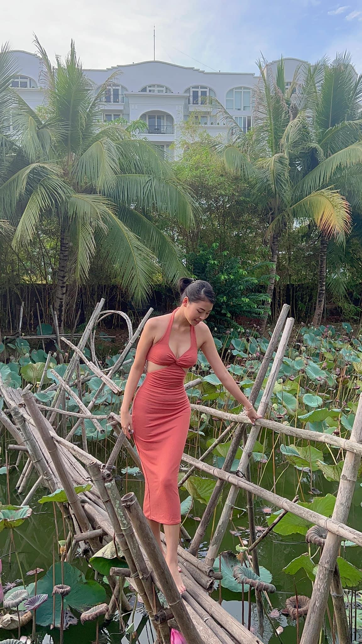 Người đẹp Biển Đào Thị Hà mặc váy xẻ chân ngực khoe dáng nóng bỏng bên đầm sen ở Hội An. Người đẹp Biển Đào Thị Hà mặc váy xẻ chân ngực khoe dáng nóng bỏng bên đầm sen ở Hội An.