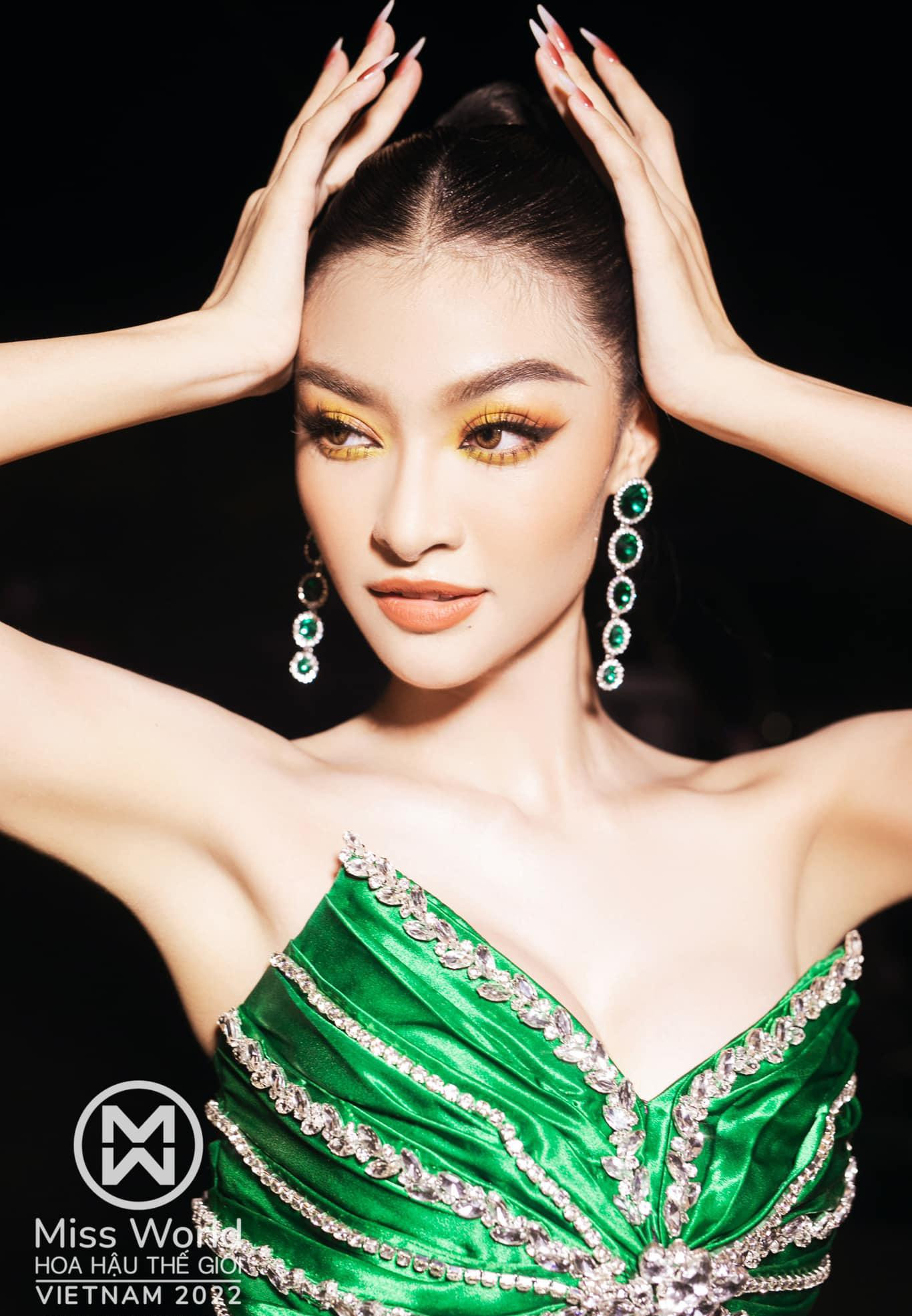 Á hậu Kiều Loan cũng khoe thần thái kiêu sa, lộng lẫy không hề thua kém Lương Thùy Linh trong hậu trường.