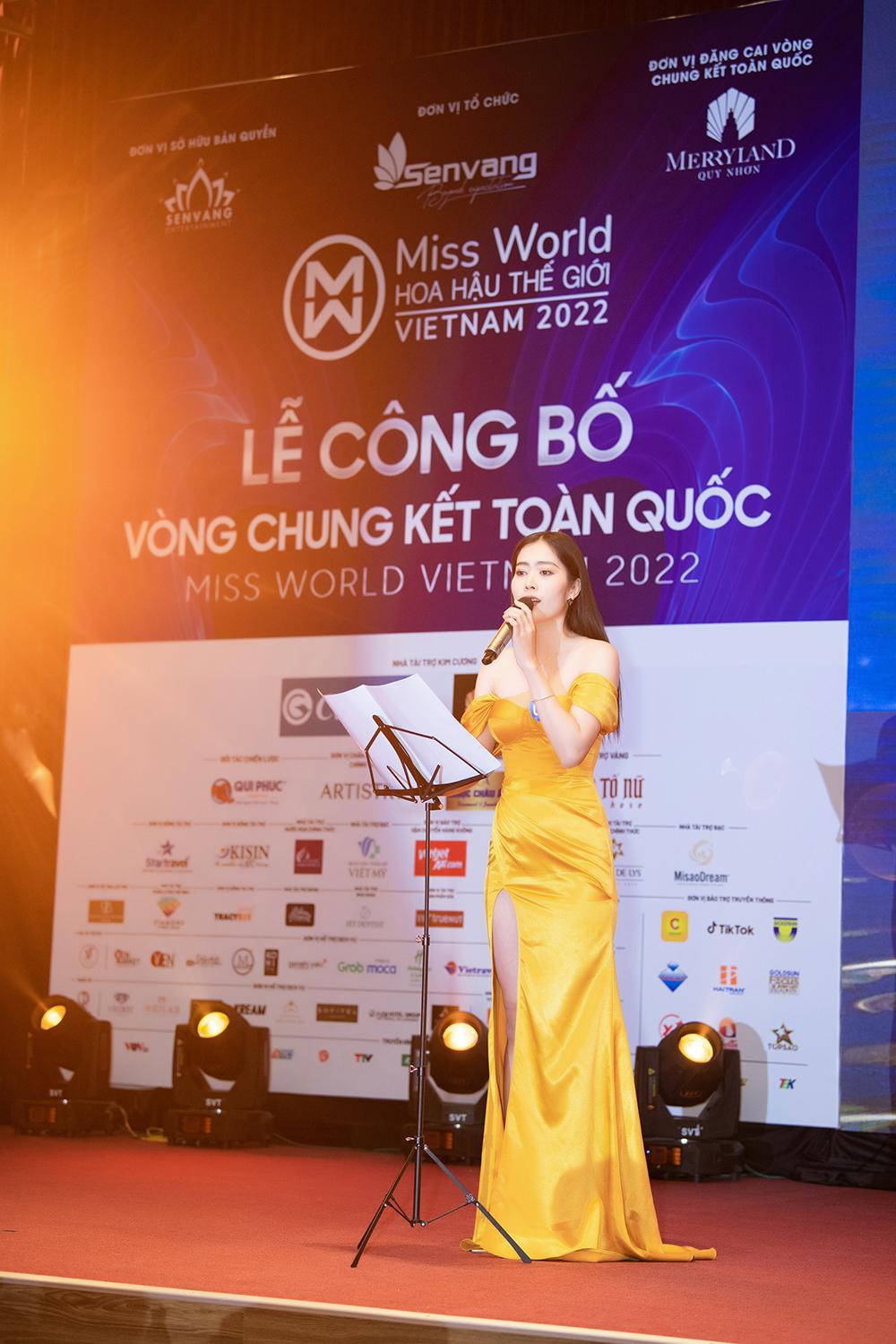 Người đẹp Nam Em khoe giọng hát ở sự kiện.