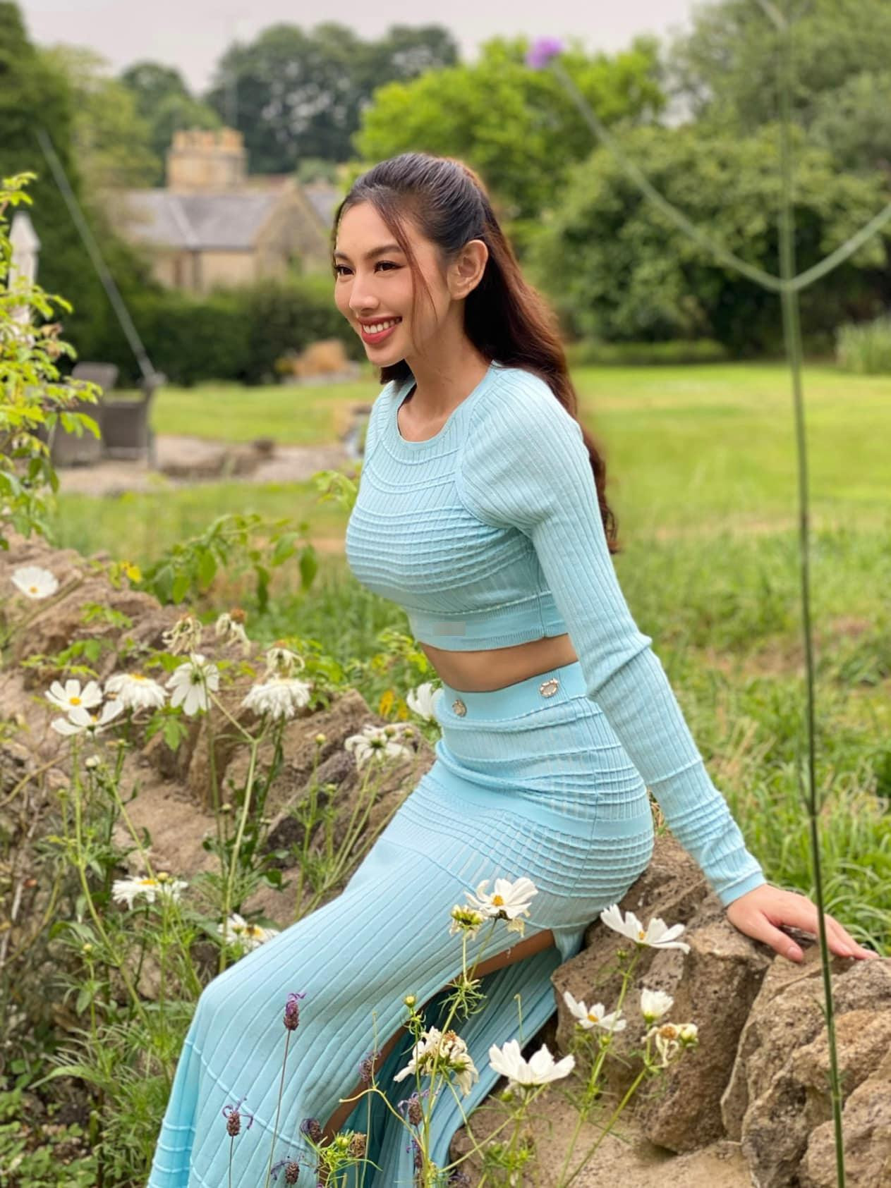 Thiết kế với kiểu áo crop-top giúp nàng hậu khoe vòng eo 'con kiến' quyến rũ.