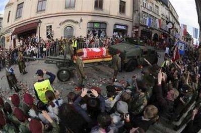 Linh cữu vợ chồng Tổng thống Kaczynski được đưa từ Wrasaw tới Krakow bằng máy bay quân sự. Trước đó, linh cữu cố Tổng thống Kaczynski cũng đã được đưa tới những nơi gắn bó với cuộc đời ông ở Thủ đô Warsaw, trong đó có Tòa thị chính Warsaw. (AP) Hàng trăm nghìn người dân vẫy cờ, hoa và cầu nguyện tại Krakow để vĩnh biệt vợ chồng cố Tổng thống Lech Kaczynski (Reuters,AP) Trong buổi lễ Misa, Tổng giám mục Krakow Stanislaw bày tỏ hy vọng sự sát cánh sau thảm họa rơi máy bay sẽ củng cố quan hệ Nga-Ba Lan (AP) Sau lễ Misa, xe pháo rước linh cữu vợ chồng cố Tổng thống Kaczynski qua thành phố và tới thánh đường Wawel (Reuters,AP) Quân đội Ba Lan tham gia tang lễ cố Tổng thống (Reuters) Ông Jaroslaw Kaczynski, người anh em song sinh- và gia đình con gái Marta của cố Tổng thống Kaczynski trong tang lễ ( Reuters) Lãnh đạo, quan chức, bè bạn và người thân từ nhiều quốc gia tới dự tang lễ vợ chồng cố Tổng thống Kaczynski, trong đó có Tổng thống các nước Nga, Đức, Ucraina, Litva, Séc và Chủ tịch Nghị viện Châu Âu. Tuy nhiên, sự cố núi lửa phun tro bụi ở Iceland đã khiến nhiều nguyên thủ không thể tới dự tang lễ, gồm Tổng thống Mỹ Barack Obama, Thái tử Anh Charles, Tổng thống Pháp Nicolas Sarkozy, Thủ tướng Đức Angela Merkel… (AP,Reuters) Mộ phần của vợ chồng cố Tổng thống Kaczynski được đặt tại Wawel, nơi an nghỉ của các nhà vua và các vị anh hùng dân tộc Ba Lan (AP)