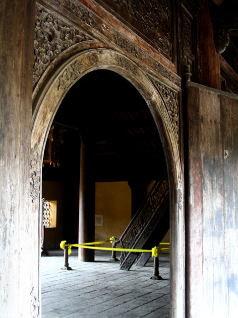 Cửa được trang trí tinh xảo gồm nhiều họa tiết trạm trổ