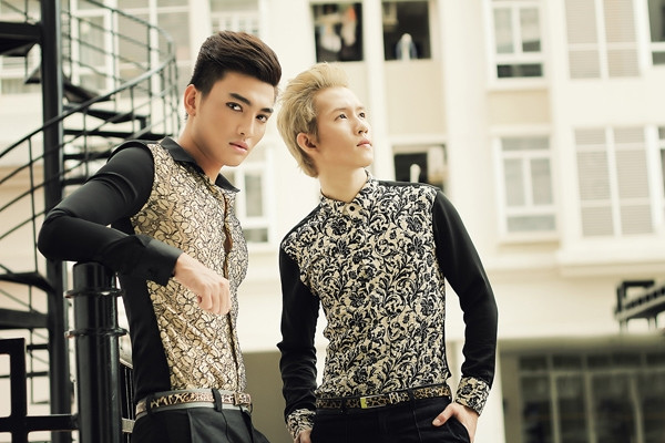 Bên cạnh ren, áo sơ mi với những chất liệu vải mềm và nhẹ khác cũng rất được ưa chuộng, cho bạn trai vẻ đẹp nam tính hơn. Bên cạnh ren, áo sơ mi với những chất liệu vải mềm và nhẹ khác cũng rất được ưa chuộng, cho bạn trai vẻ đẹp nam tính hơn.