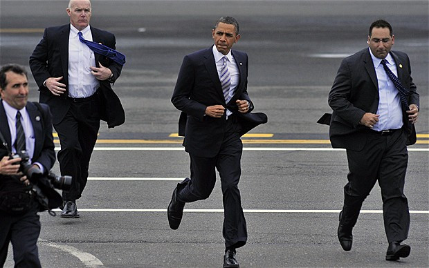 Tổng thống Obama cùng các mật vụ. 
