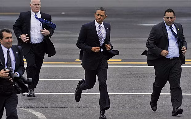 Tổng thống Obama cùng các mật vụ. 