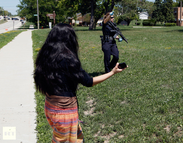 Người phụ nữ này đang chỉ dẫn cho nữ cảnh sát