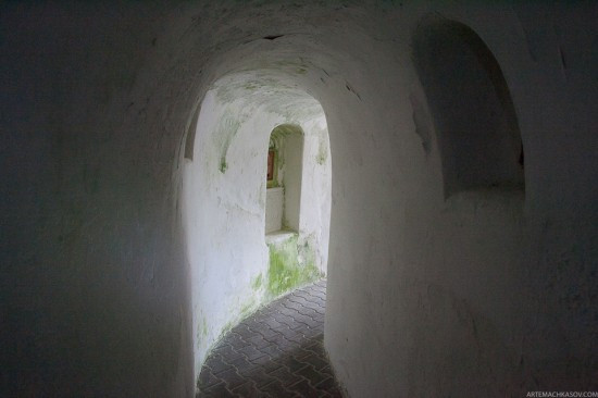 Lối đi vào bên trong nhà thờ có ánh sáng tự nhiên hắt vào. Lối đi vào bên trong nhà thờ có ánh sáng tự nhiên hắt vào