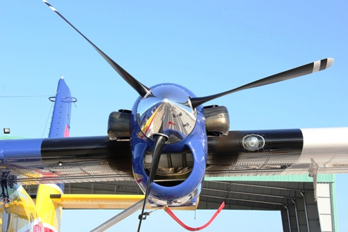 Cận cảnh 1 bên cánh của phi cơ DHC-6;