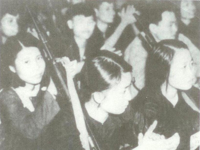 Tố Nga (ôm súng) dự Đại hội thi đua miền. Tố Nga (ôm súng) dự Đại hội thi đua miền