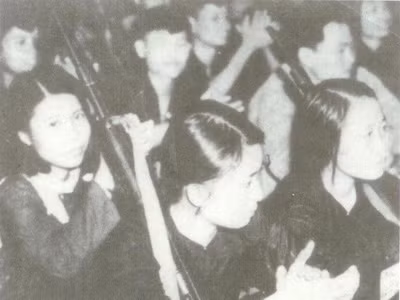  Tố Nga (ôm súng) dự Đại hội thi đua miền