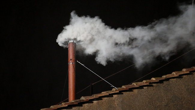 Khói trắng bốc lên từ ống khói nhà thờ báo hiệu tóa thành Vantican đã có Giáo hoàng mới