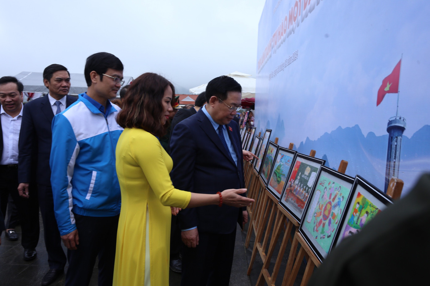 Chủ tịch Quốc hội Vương Đình Huệ tham quan triển lãm tranh "Tự hào một dải non sông" Chủ tịch Quốc hội Vương Đình Huệ tham quan triển lãm tranh "Tự hào một dải non sông"