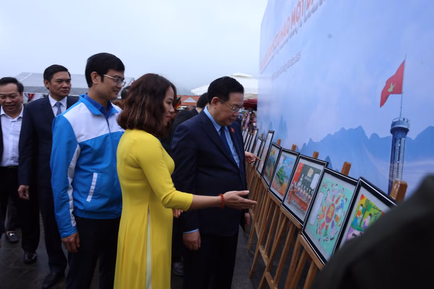 Chủ tịch Quốc hội Vương Đình Huệ tham quan triển lãm tranh "Tự hào một dải non sông"
