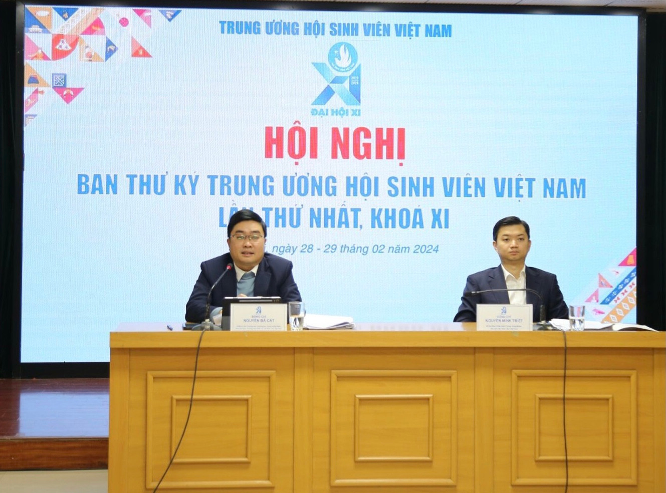 Anh Nguyễn Minh Triết – Bí thư T.Ư Đoàn, Chủ tịch T.Ư Hội SVVN; anh Nguyễn Bá Cát - Phó Trưởng ban Thanh niên Trường học T.Ư Đoàn, Phó Chủ tịch T.Ư Hội SVVN chủ trì hội nghị. Ảnh: Bảo Anh