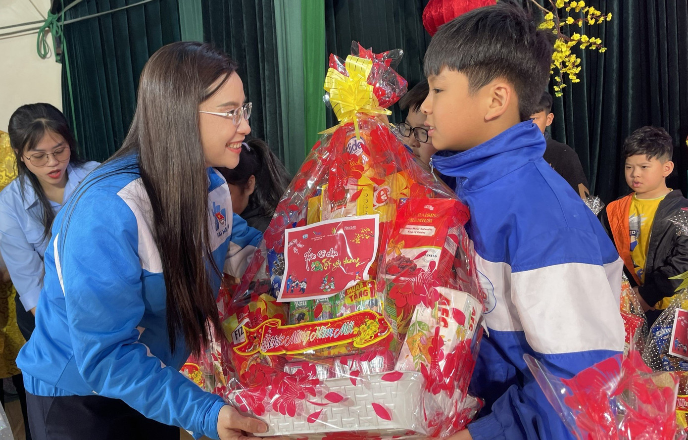 Chị Nguyễn Phạm Duy Trang - Bí thư T.Ư Đoàn, Chủ tịch Hội đồng Đội T.Ư trao tặng quà Tết cho thiếu nhi tỉnh Lâm Đồng