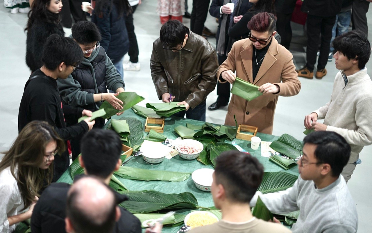 Các bạn trẻ cùng nhau gói bánh chưng
