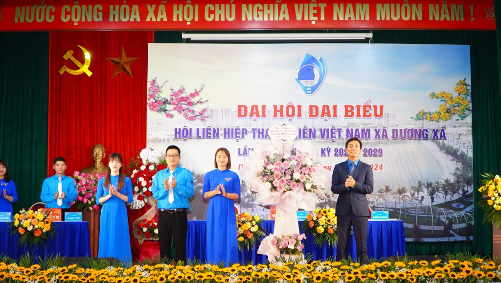 Anh Nguyễn Đức Tiến – Phó Bí thư thường trực Thành Đoàn, Chủ tịch Hội LHTN Việt Nam TP Hà Nội tặng hoa chúc mừng Đại hội
