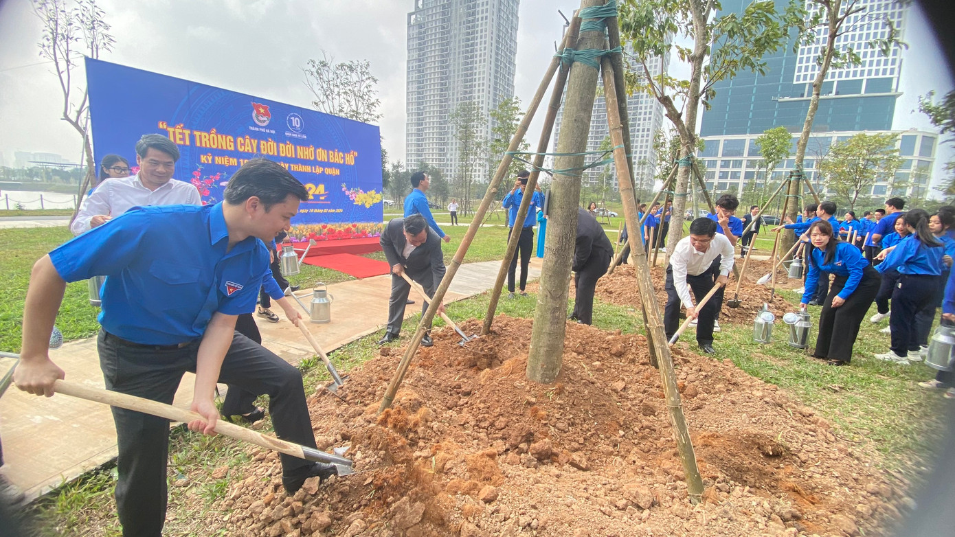 Anh Nguyễn Minh Triết - Bí thư T.Ư Đoàn, Chủ tịch T.Ư Hội SVVN (bên trái) cùng các đại biểu trồng cây xanh. Ảnh: Bảo Anh