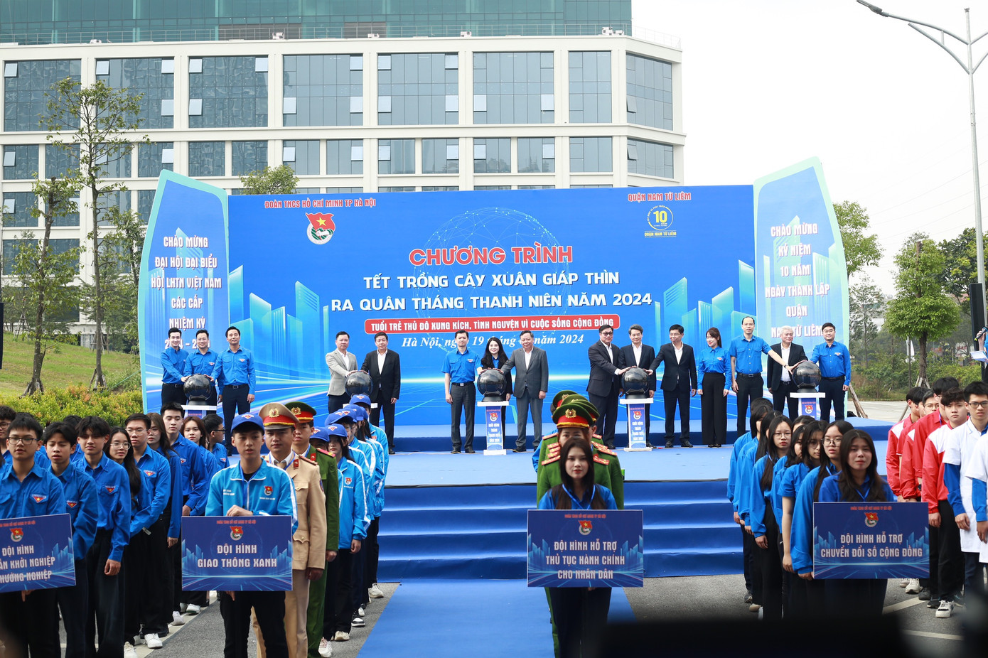 Các đại biểu làm lễ khởi động ra quân Tháng Thanh niên năm 2024 của tuổi trẻ Thủ đô. Ảnh: Bảo Anh