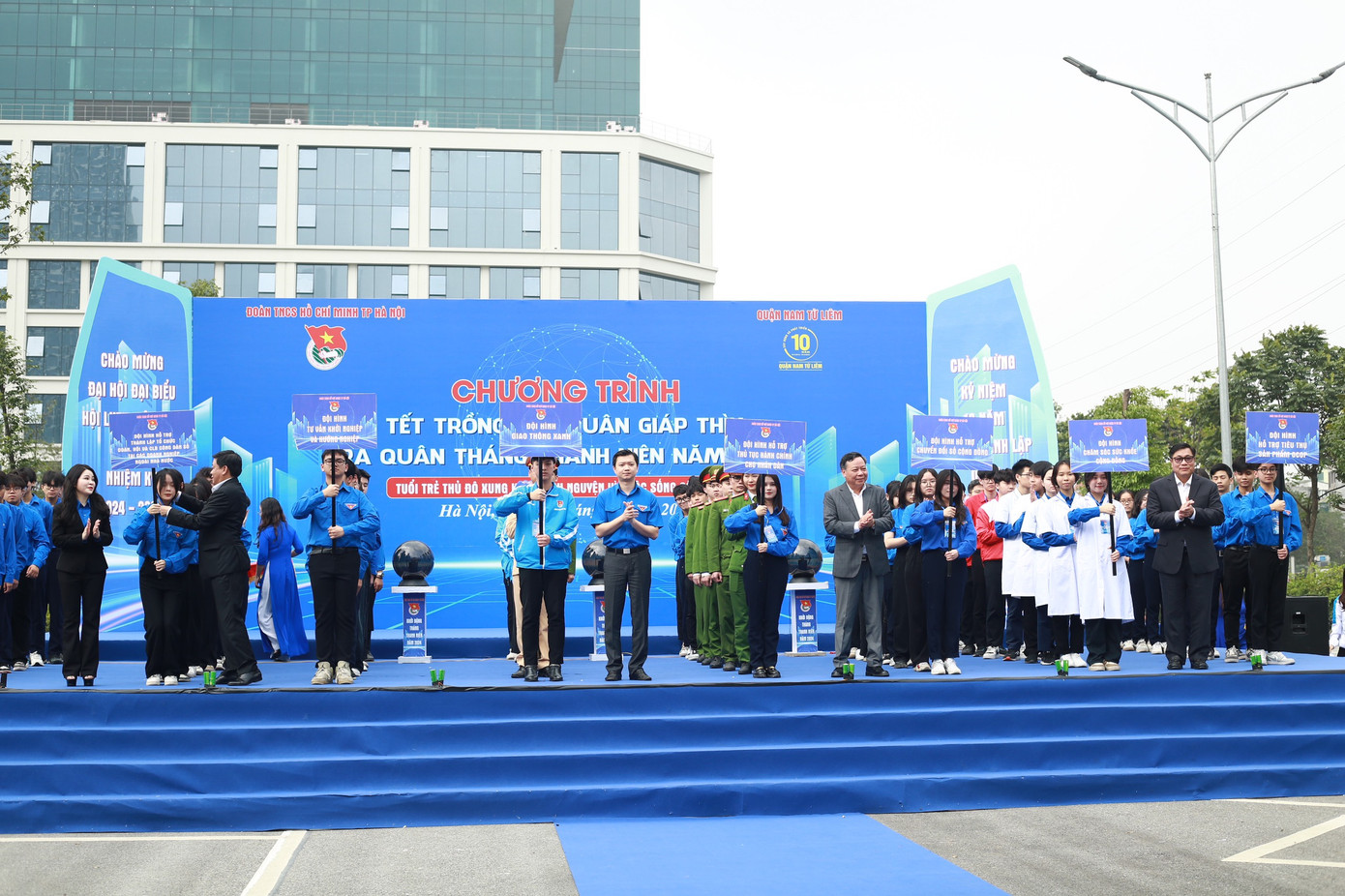 Các đại biểu trao biển cho các đội hình tình nguyện cấp thành phố. Ảnh: Bảo Anh