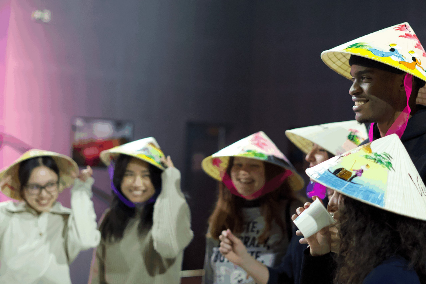 Bạn trẻ nước ngoài háo hức khi được đội những chiếc nón lá đặc sắc của Việt Nam