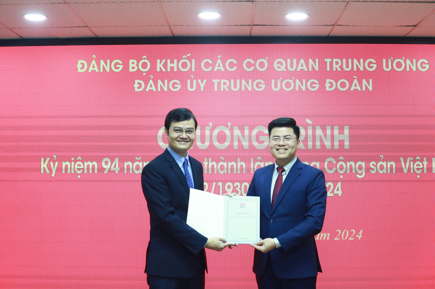 Anh Bùi Quang Huy - Ủy viên dự khuyết T.Ư Đảng, Bí thư thứ nhất T.Ư Đoàn, Bí thư Đảng ủy T.Ư Đoàn nhận danh sách 92 đoàn viên ưu tú do anh Hoàng Đức Nam - Bí thư Đoàn Thanh niên cơ quan T.Ư Đoàn trao. Ảnh: Bảo Anh Anh Bùi Quang Huy - Ủy viên dự khuyết T.Ư Đảng, Bí thư thứ nhất T.Ư Đoàn, Bí thư Đảng ủy T.Ư Đoàn nhận danh sách 92 đoàn viên ưu tú do anh Hoàng Đức Nam - Bí thư Đoàn Thanh niên cơ quan T.Ư Đoàn trao. Ảnh: Bảo Anh