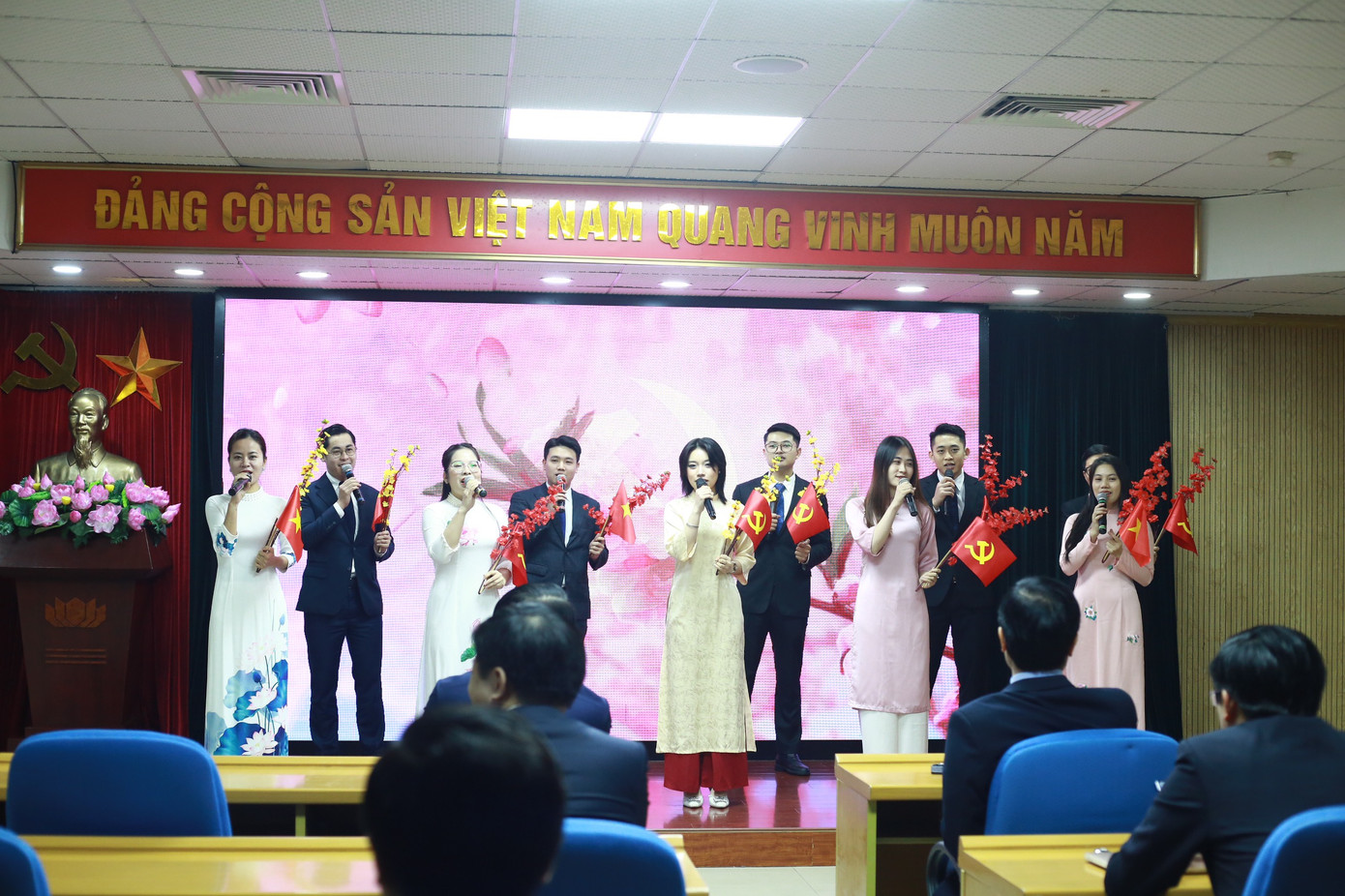 Các tiết mục văn nghệ tại lễ kỷ niệm Các tiết mục văn nghệ tại lễ kỷ niệm