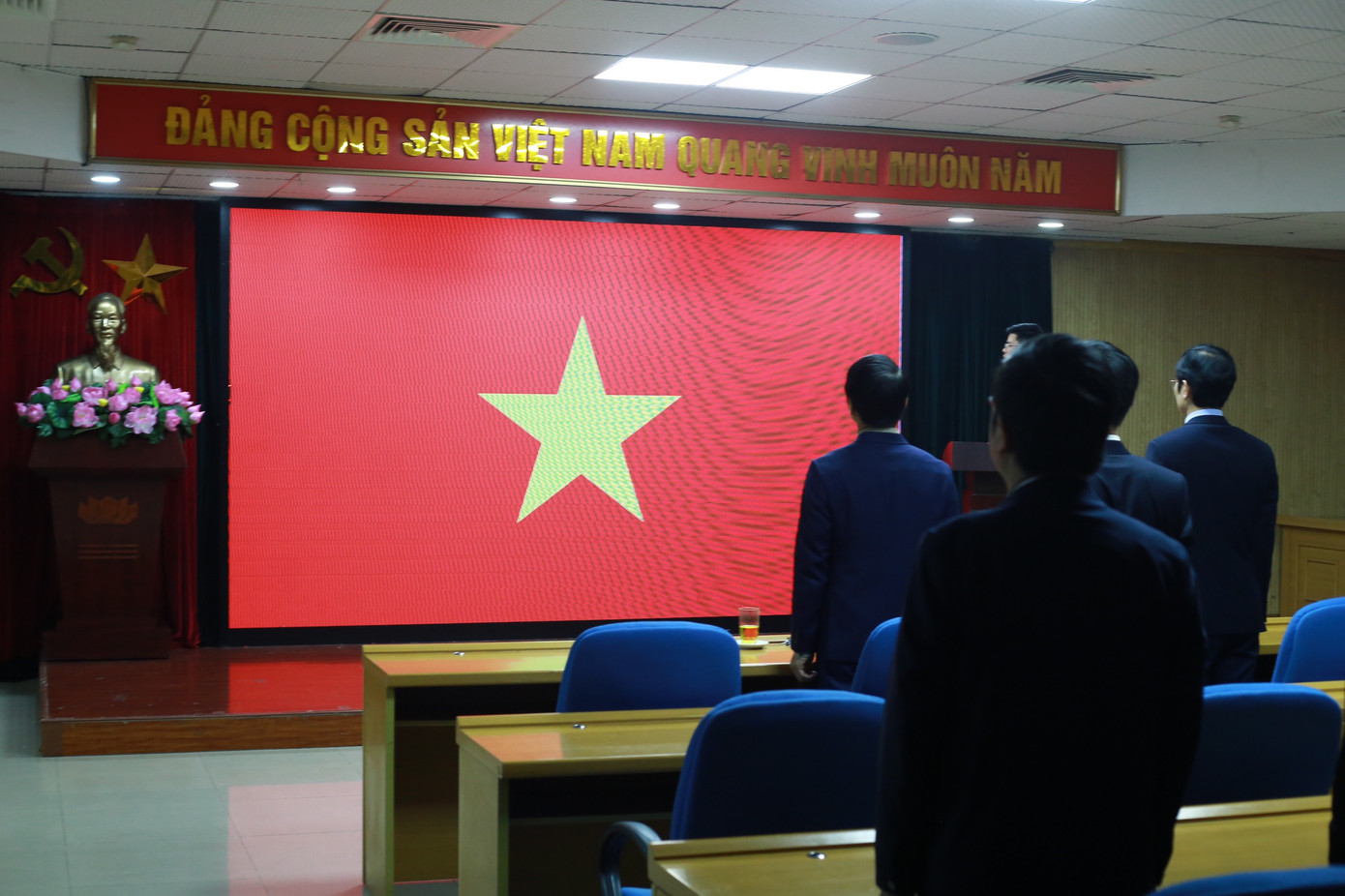 Các đại biểu làm lễ chào cờ Các đại biểu làm lễ chào cờ