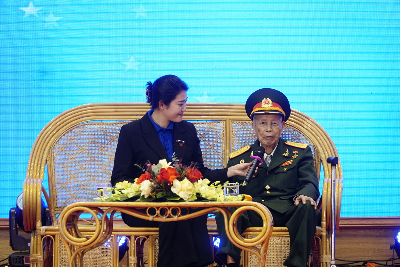 Đại tá Anh hùng lực lượng vũ trang nhân dân La Văn Cầu chia sẻ câu chuyện truyền cảm hứng của mình Đại tá Anh hùng lực lượng vũ trang nhân dân La Văn Cầu chia sẻ câu chuyện truyền cảm hứng của mình