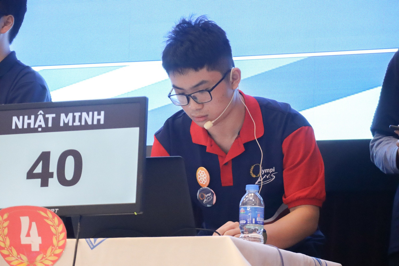 Trần Ngọc Nhật Minh chăm chú trả lời câu hỏi tại vòng chung kết Vòng chung kết giải đấu OlympiAms 2024 Trần Ngọc Nhật Minh chăm chú trả lời câu hỏi tại vòng chung kết Vòng chung kết giải đấu OlympiAms 2024