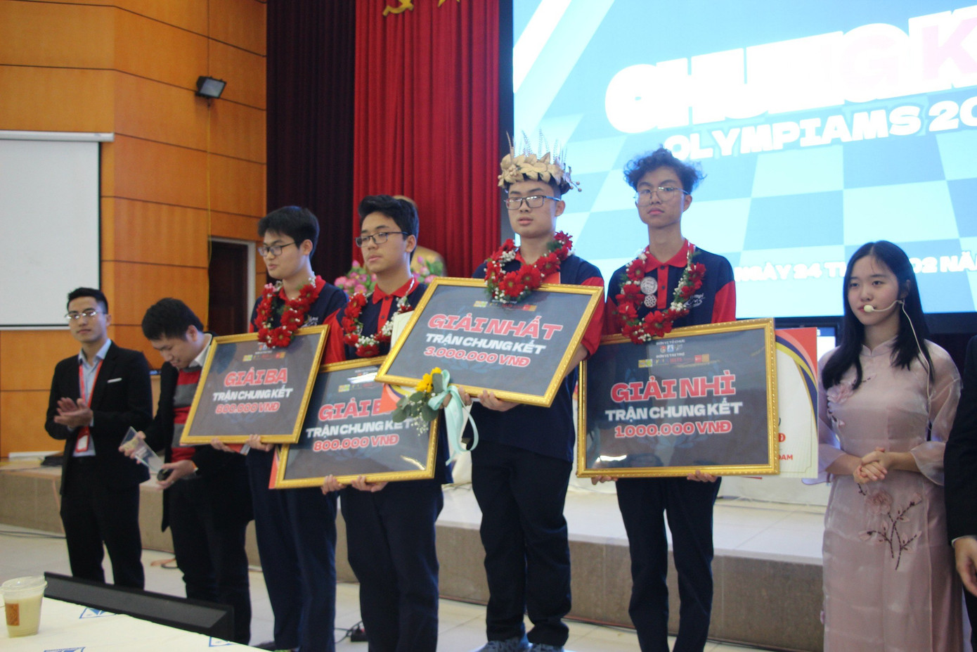 Ban tổ chức trao giải chung cuộc cho các thí sinh tham gia Vòng chung kết giải đấu OlympiAms 2024 Ban tổ chức trao giải chung cuộc cho các thí sinh tham gia Vòng chung kết giải đấu OlympiAms 2024