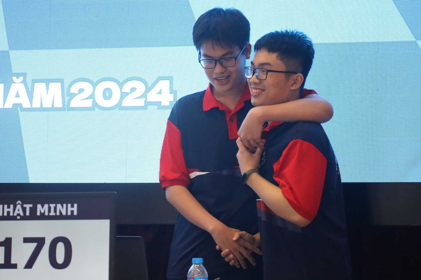 Các thí sinh chia sẻ niềm vui chiến thắng với thí sinh Trần Ngọc Nhật Minh (bên phải) Các thí sinh chia sẻ niềm vui chiến thắng với thí sinh Trần Ngọc Nhật Minh (bên phải)