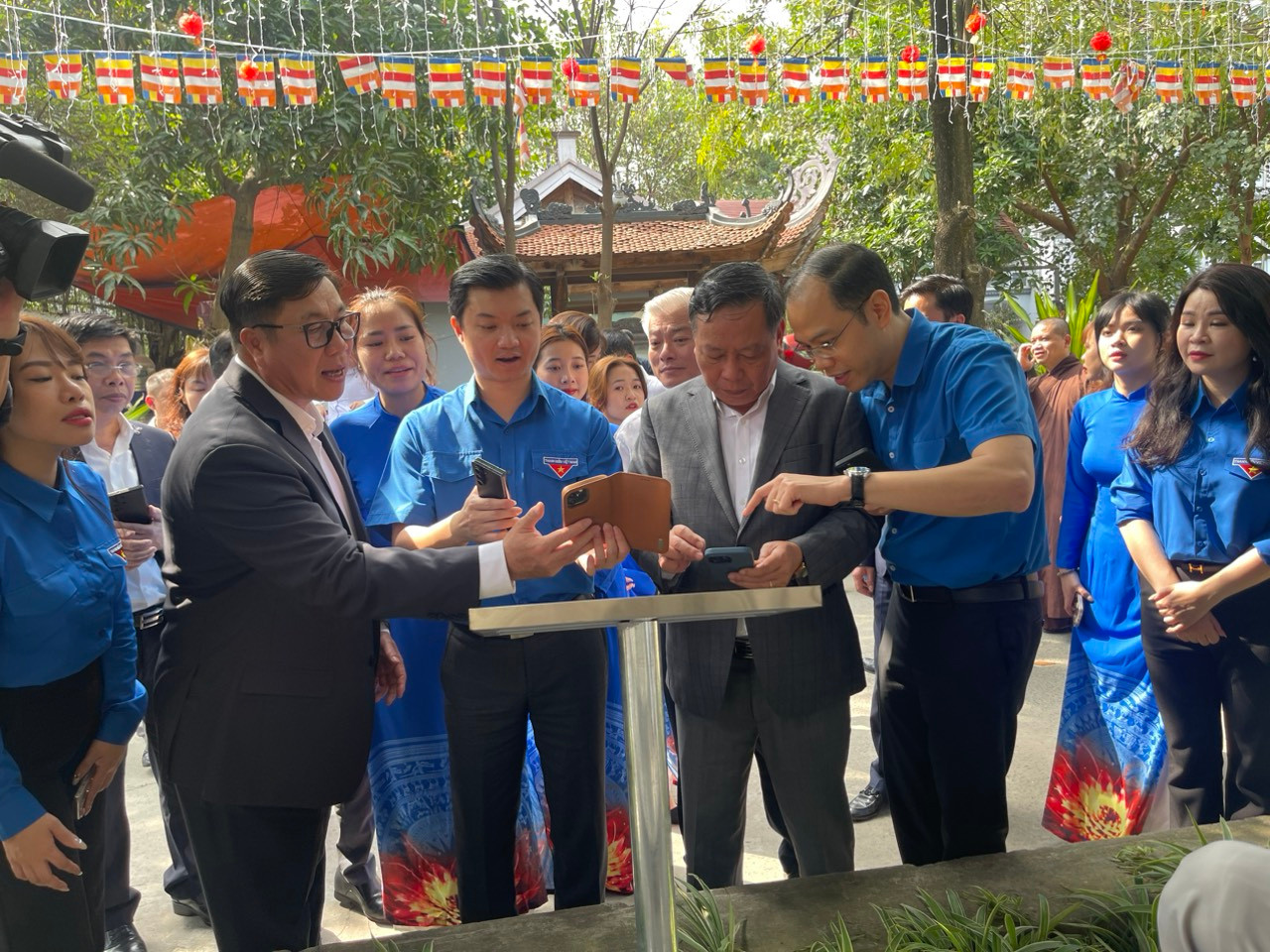 Anh Nguyễn Minh Triết - Bí thư T.Ư Đoàn, Chủ tịch T.Ư Hội SVVN, cùng các đại biểu trải nghiệm quét mã QR địa chỉ đỏ tại chùa Thiên Trúc (Phường Mễ Trì).