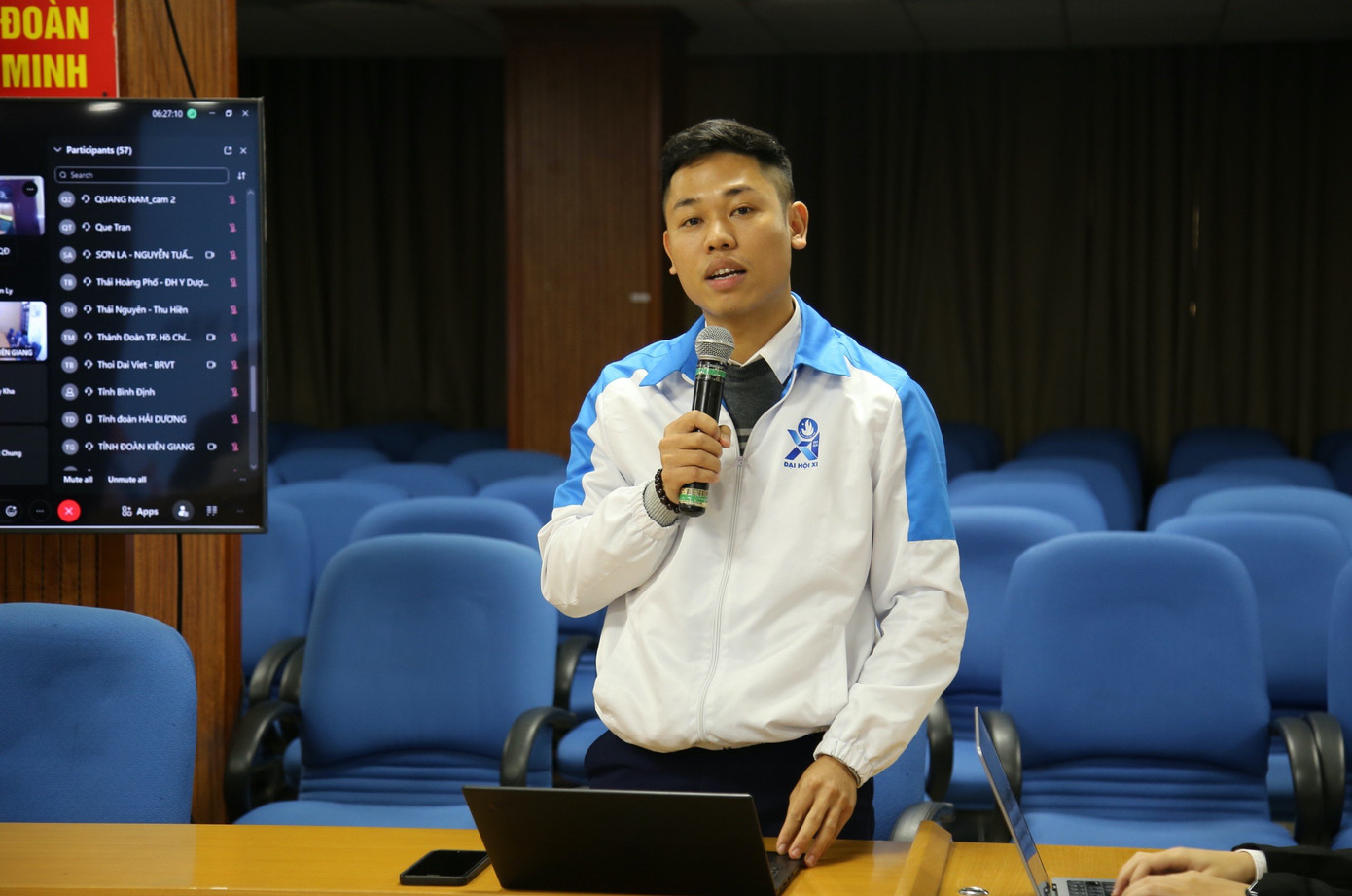 Các uỷ viên Ban Chấp hành phát biểu thảo luận tại Hội nghị