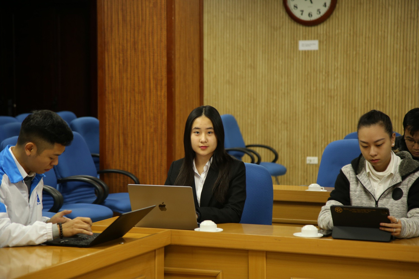 Bạn Chu Hoa Bảo Trâm, sinh viên Đại học Ngoại thương trao đổi tại hội nghị