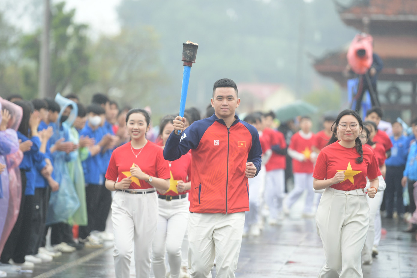 Ngọn đuốc được 55 thanh niên tiêu biểu tỉnh Nghệ An mang từ Nam Đàn - quê hương của Bác về Truông Bồn, biểu tượng lịch sử của Thanh niên xung phong Việt Nam. Ngọn đuốc được 55 thanh niên tiêu biểu tỉnh Nghệ An mang từ Nam Đàn - quê hương của Bác về Truông Bồn, biểu tượng lịch sử của Thanh niên xung phong Việt Nam.