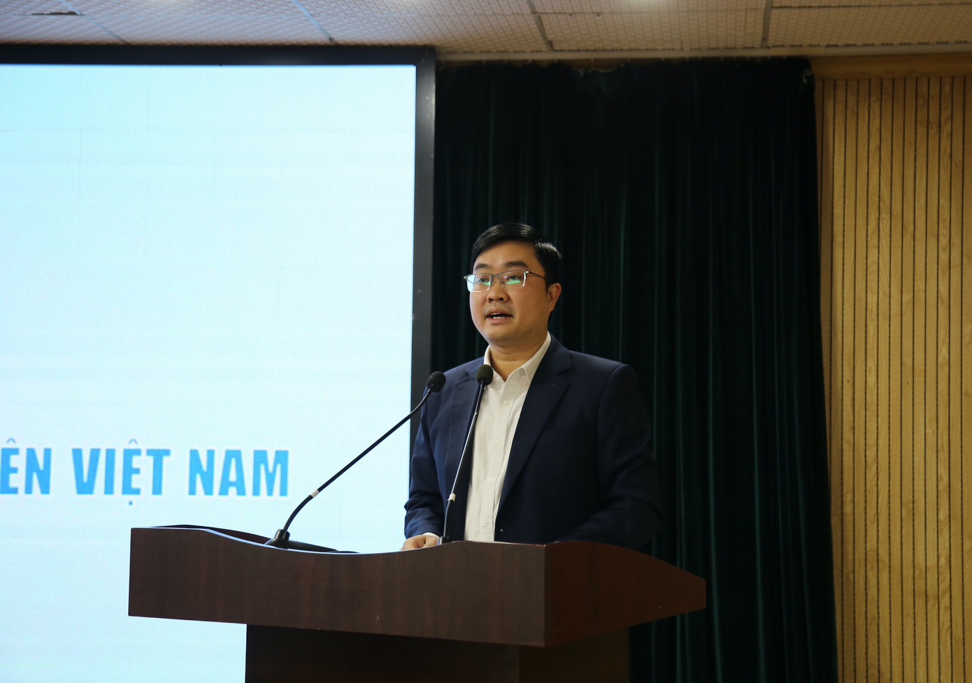 Anh Nguyễn Bá Cát - Phó Trưởng ban Thanh niên Trường học T.Ư Đoàn, Phó Chủ tịch T.Ư Hội SVVN thông tin về dự thảo chương trình hành động thực hiện Nghị quyết Đại hội Hội Sinh viên toàn quốc lần thứ XI