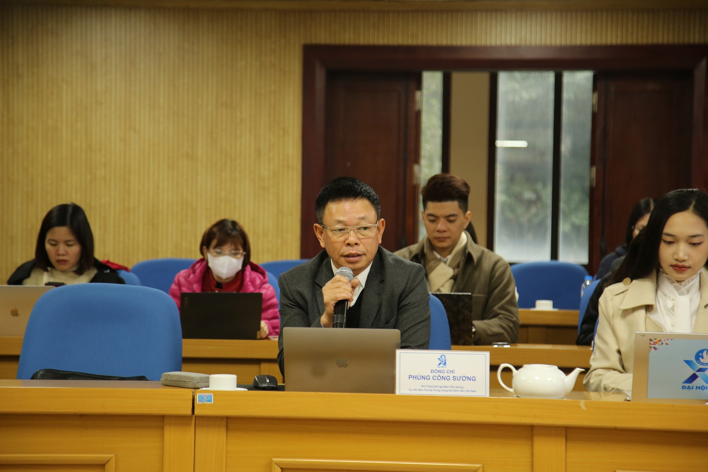 Nhà báo Phùng Công Sưởng – Phó Tổng Biên tập báo Tiền Phong, Ủy viên Ban Thư ký T.Ư Hội SVVN khoá XI trao đổi tại Hội nghị.