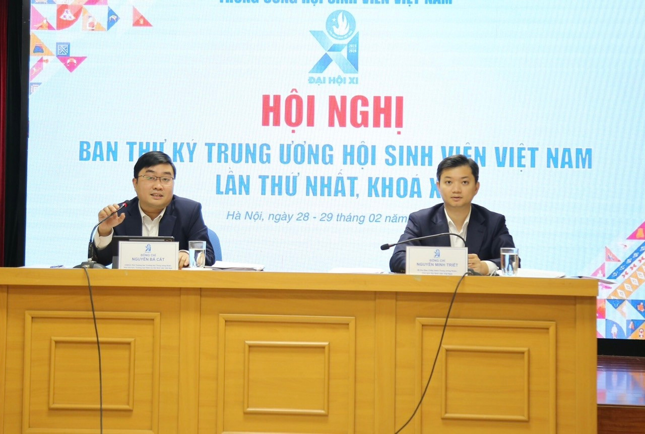 Hội nghị Ban thư ký T.Ư Hội SVVN lần thứ nhất, khoá XI diễn ra dưới sự chủ trì của anh Nguyễn Minh Triết - Bí thư T.Ư Đoàn, Chủ tịch T.Ư Hội SVVN (bên phải); anh Nguyễn Bá Cát - Phó Trưởng ban Thanh niên Trường học T.Ư Đoàn, Phó Chủ tịch T.Ư Hội SVVN. Ảnh: Bảo Anh