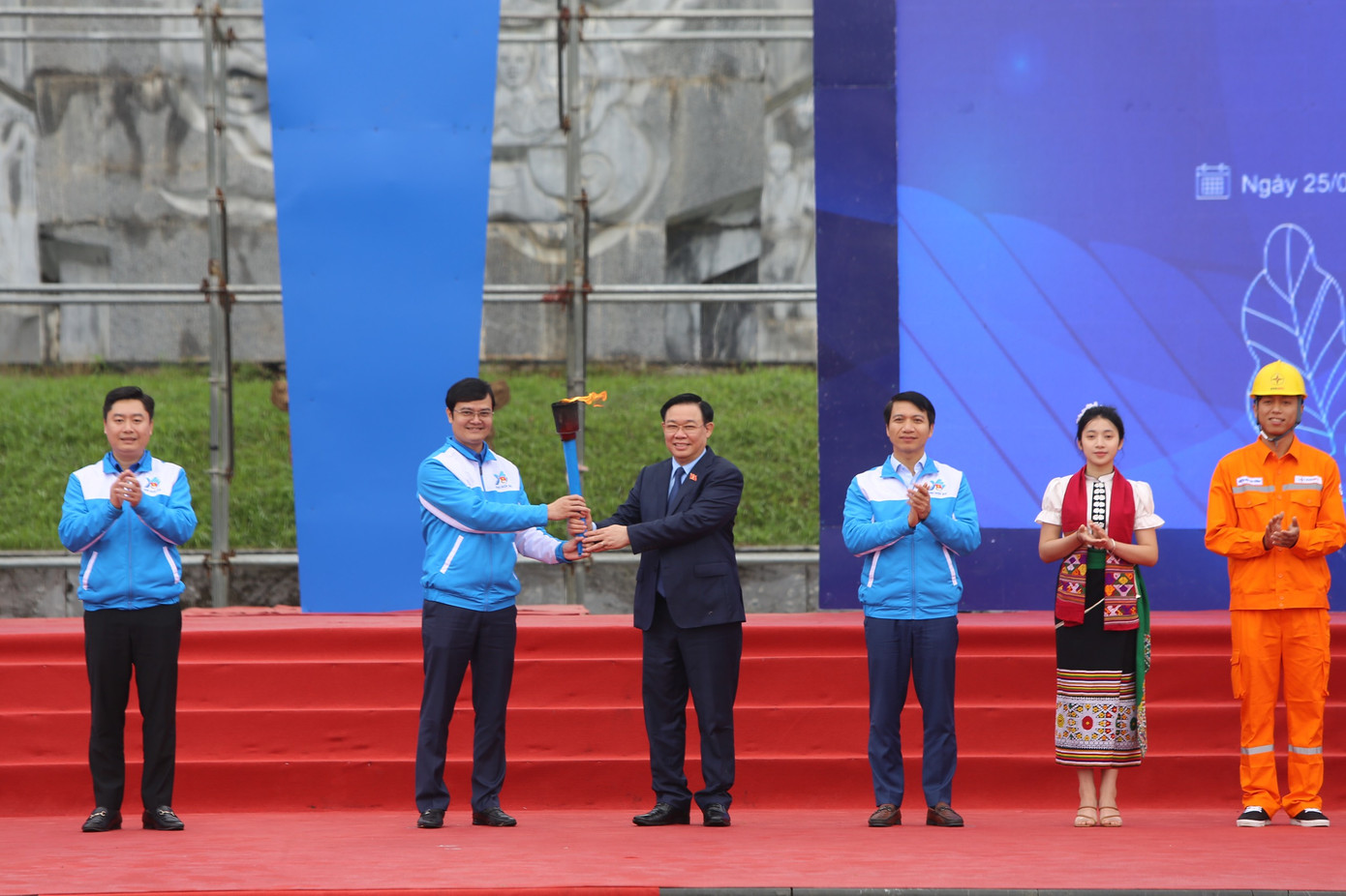 Chủ tịch Quốc hội Vương Đình Huệ trao ngọn đuốc khởi động Tháng Thanh niên năm 2024 cho Bí thư thứ nhất T.Ư Đoàn Bùi Quang Huy Chủ tịch Quốc hội Vương Đình Huệ trao ngọn đuốc khởi động Tháng Thanh niên năm 2024 cho Bí thư thứ nhất T.Ư Đoàn Bùi Quang Huy