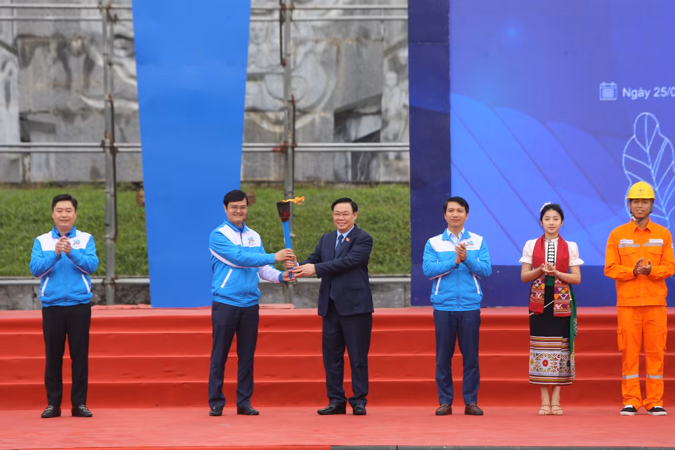 Chủ tịch Quốc hội Vương Đình Huệ trao ngọn đuốc khởi động Tháng Thanh niên năm 2024 cho Bí thư thứ nhất T.Ư Đoàn Bùi Quang Huy
