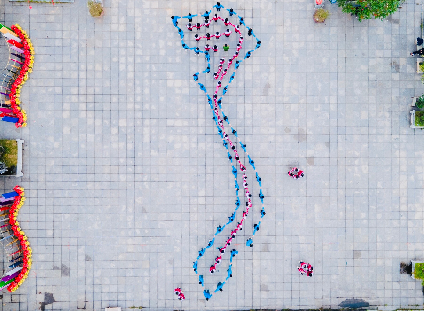 Đoàn đại biểu cùng các em đội viên Trường THCS Dương Xá tham gia hoạt động xếp hình bản đồ Việt Nam, hưởng ứng cuộc vận động "Tự hào một dải non sông". Đoàn đại biểu cùng các em đội viên Trường THCS Dương Xá tham gia hoạt động xếp hình bản đồ Việt Nam, hưởng ứng cuộc vận động "Tự hào một dải non sông".