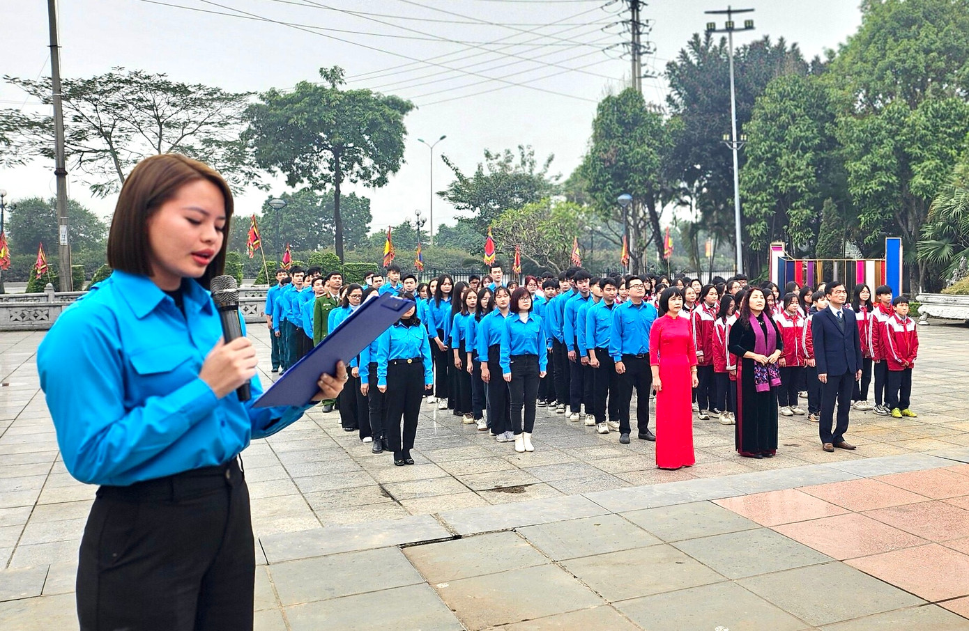 Đoàn đại biểu tham dự Đại hội điểm Hội LHTN Việt Nam xã Dương Xá (huyện Gia Lâm) làm lễ dâng hương tại tượng đài Hoàng Thái hậu Ỷ Lan. Đoàn đại biểu tham dự Đại hội điểm Hội LHTN Việt Nam xã Dương Xá (huyện Gia Lâm) làm lễ dâng hương tại tượng đài Hoàng Thái hậu Ỷ Lan.