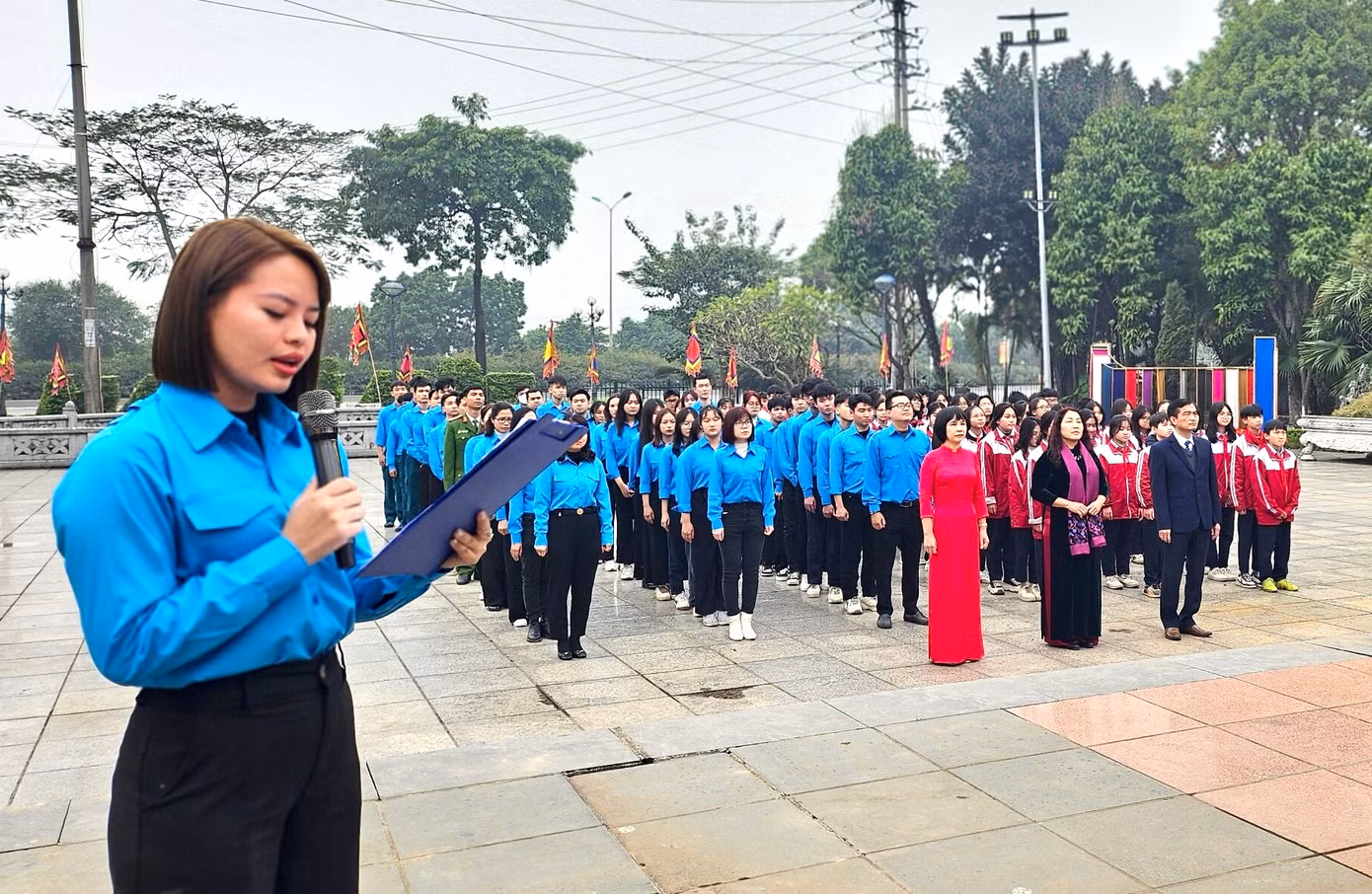 Đoàn đại biểu tham dự Đại hội điểm Hội LHTN Việt Nam xã Dương Xá (huyện Gia Lâm) làm lễ dâng hương tại tượng đài Hoàng Thái hậu Ỷ Lan.