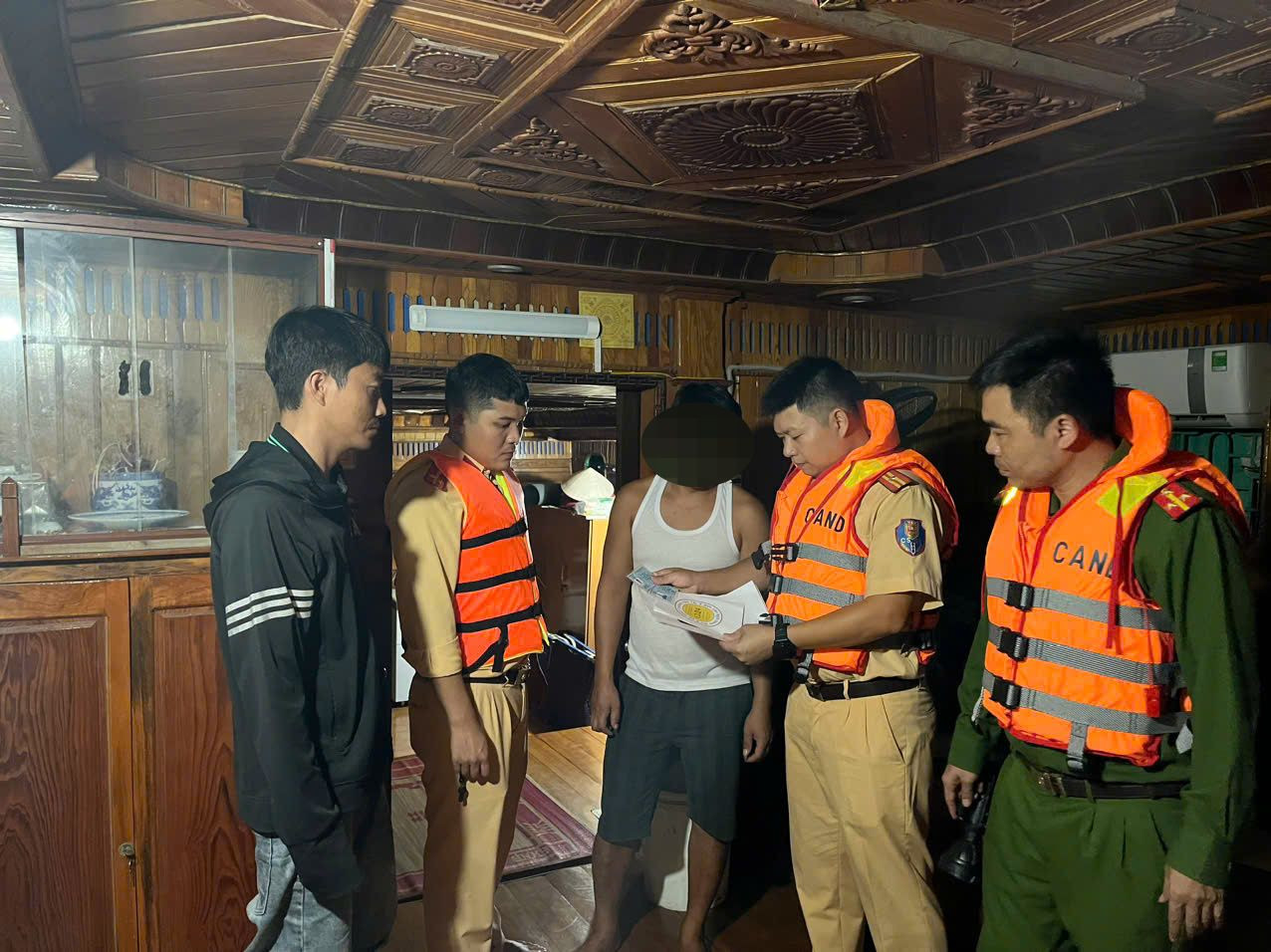 Những người trên tàu không xuất trình được giấy tờ liên quan. Những người trên tàu không xuất trình được giấy tờ liên quan.