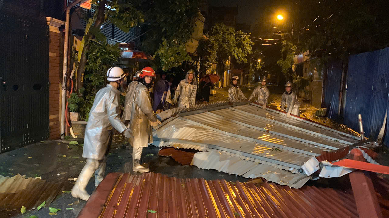 Tối 7/9, nhiều mái tôn nhà dân bị thổi bay trong lúc trời mưa gió lớn, gây nguy hiểm và ảnh hưởng đến việc đi lại của người dân.